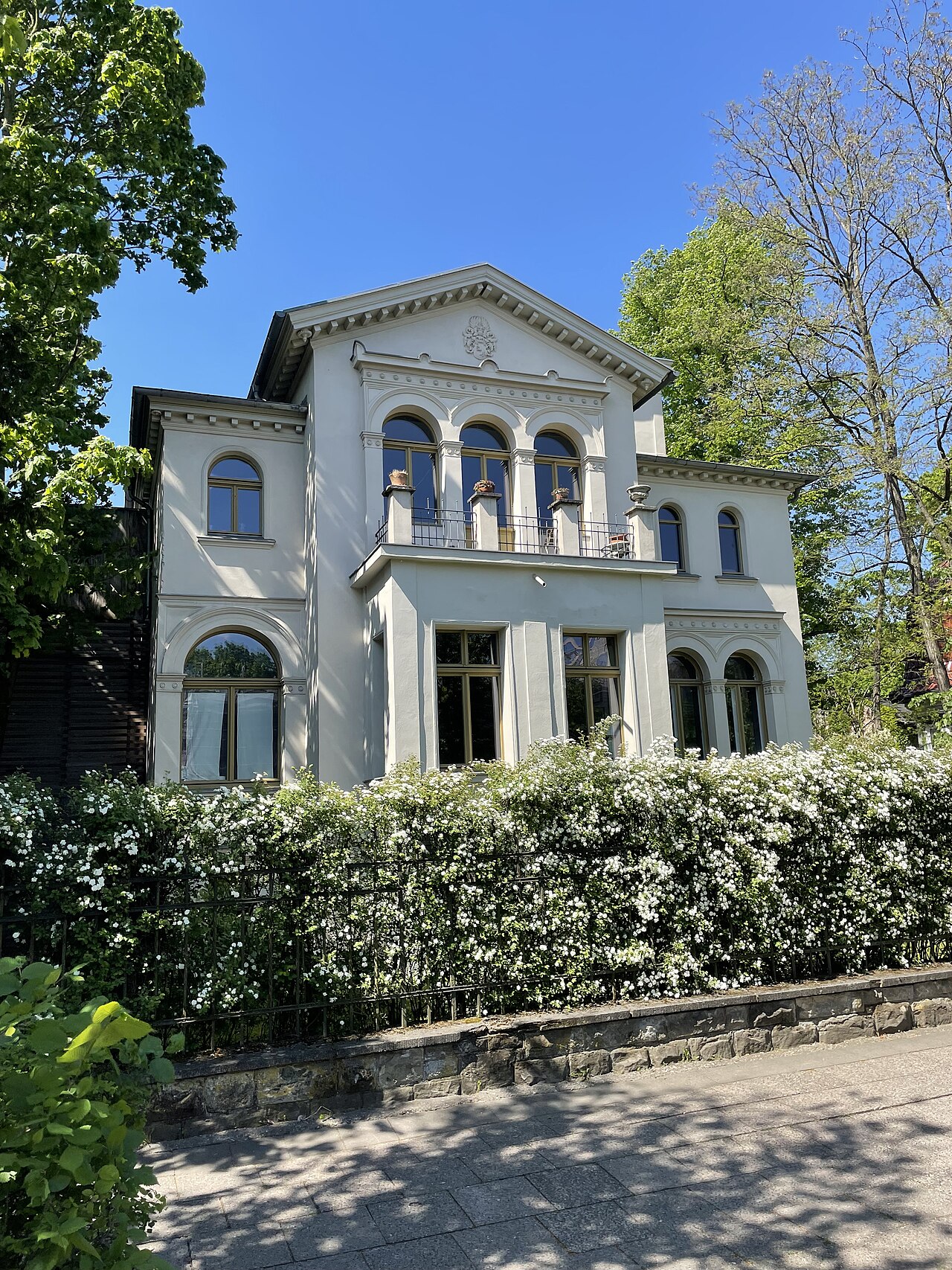 Villa Vendsyssel – Straßenseite mit Giebel und Rundbogenfenstern